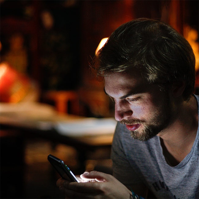 Abhören ausgeschalteter Smartphones und Handys